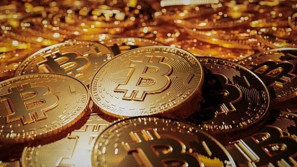 بيتكوين تثبت أقدامها قرب القمة في خمسة أسابيع وسط توقعات بتشريعات جديدة ومخاوف جيوسياسية