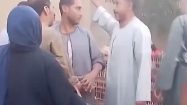 أحداث مؤسفة في سوق أشمون: بائعو طماطم يعتدون على سيدة لبيعها بأسعار منخفضة