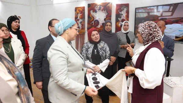 أمل عمار تفتتح معرض النسيج الذكي وملابس ذوي الاحتياجات الخاصة برائدات أعمال جامعة كفر الشيخ