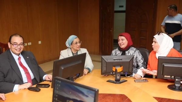 جولة تفقدية للمستشارة أمل عمار ورئيس جامعة كفر الشيخ لوحدة مناهضة العنف ضد المرأة بكلية الآداب