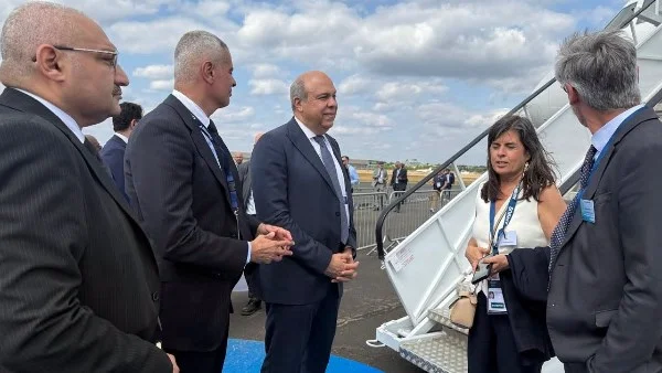 مصر للطيران تعزز أسطولها بطائرات A350 الجديدة: تفاصيل لقاء وزير الطيران مع إيرباص في معرض فارنبره 2026