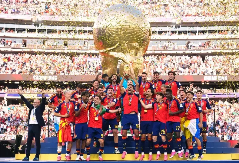 ليفاندوفسكي يهنئ أبطال برشلونة بعد تتويجهم بكأس العالم: فرحتي كبيرة من أجلهم