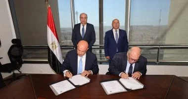 توقيع بروتوكول تعاون لتعزيز كفاءة وصيانة ممرات المطارات المصرية بحضور وزيري النقل والطيران