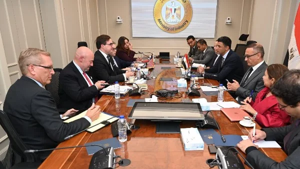 تعزيز التعاون الصناعي: وزير الصناعة المصري يبحث مع مساعد وزير التجارة الأمريكي فرص زيادة الاستثمارات الأمريكية في مصر
