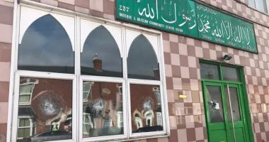 تصاعد الهجمات على المساجد في بريطانيا: 70 حادثة في عام واحد ولندن ومانشستر الأكثر استهدافًا