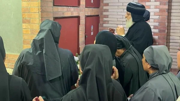 وداع مؤثر للأنبا ميخائيل: توديع تاسوني أربسيما رمز الخدمة والفن القبطي بحضور جماهيري كبير