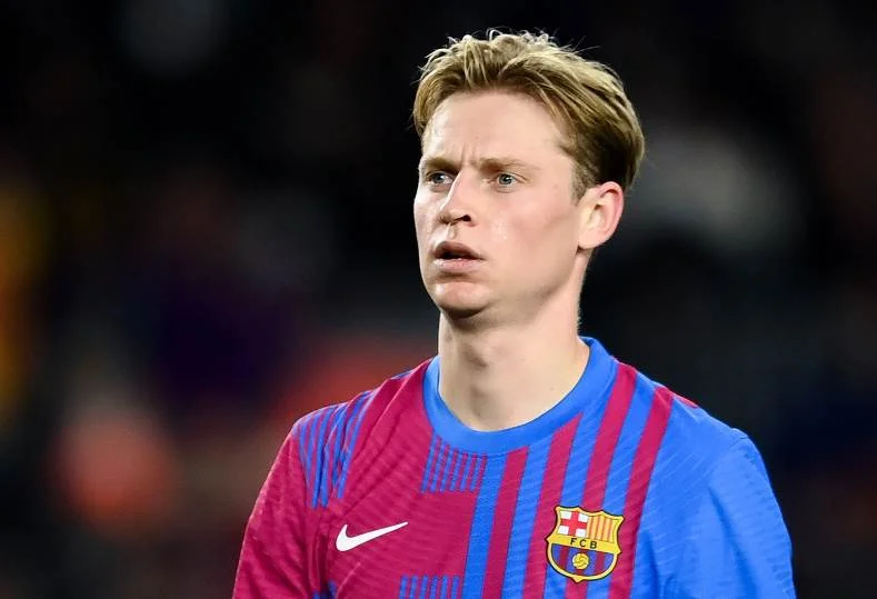 إصابة دي يونج تبعده عن برشلونة حتى 2027 وتزيد من معاناة الفريق في خط الوسط