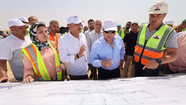 وزير النقل يتفقد تقدم العمل في الخط الأول للقطار الكهربائي من مطروح إلى النوبارية