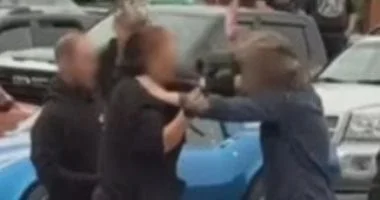 غضب واسع بعد اعتداء وحشي على امرأة مسلمة أمام طفلها في كندا - شاهد الفيديو