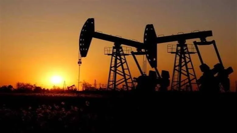 أسعار النفط تتراجع بفعل الهجمات في البحر الأحمر رغم ارتفاع برنت الأسبوعي بنسبة 12%