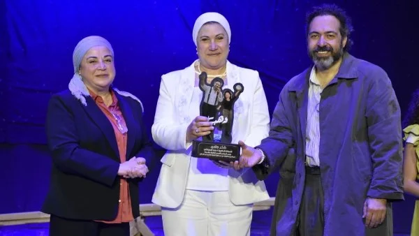 مسرحية 'دهب' تضيء مسرح 'نهاد صليحة' بتكريم الدكتورة سحر السنباطي لدورها في تعزيز الوعي المجتمعي