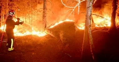 ماكرون يأمر الجيش بالتدخل لدعم جهود مكافحة حرائق الغابات في جنوب غرب فرنسا
