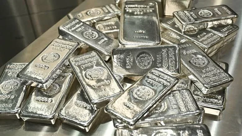 الفضة على أعتاب انتعاش جديد: ارتفاع أسعار النفط والتضخم يعززان الطلب على المعدن الأبيض