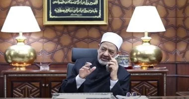 شيخ الأزهر يتواصل مع أوائل الثانوية هاتفياً: تفوقكم أمل الوطن ومستقبل الأمة