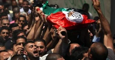 مقتل ثلاثة فلسطينيين في قصف جوي إسرائيلي على خان يونس: تصعيد جديد في الأوضاع الإنسانية بغزة