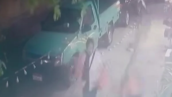 سقوط عمود إنارة على سيدة أثناء مرورها يثير غضب رواد التواصل الاجتماعي مطالبين بالتحقيق الفوري