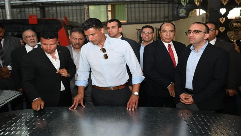 وزير الصناعة يزور أربعة مصانع بالإسماعيلية لتعزيز قطاع الصناعات الغذائية والهندسية والملابس