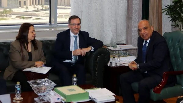 وزير الكهرباء المصري يبحث تعزيز التعاون مع بريطانيا في مجالات الطاقة المتجددة وأنظمة التخزين