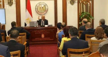 وزير الكهرباء يناقش مع الدبلوماسيين فرص الاستثمار في الطاقة المتجددة بمصر