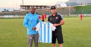 موكوينا يقدّم قميص بيراميدز هدية لبيرسبوليس بعد ودية مثيرة في تركيا