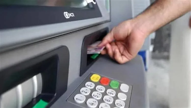 كيفية سحب الأموال من ماكينة الصراف الآلي بدون بطاقة بنكية: خطوات سهلة ومبتكرة