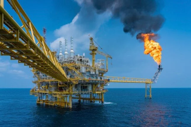 انخفاض حاد في أسعار النفط والغاز بنسبة 8% بعد تراجع الضغوط العسكرية بين أمريكا وإيران