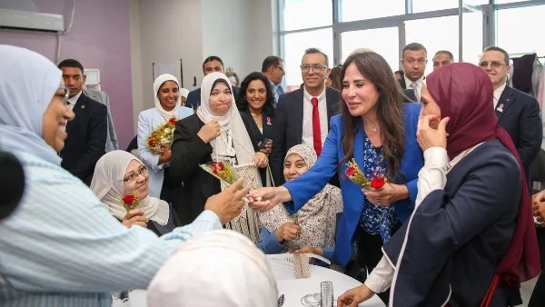 وزيرة الإسكان تتفقد مستشفى بهية بالشيخ زايد وتلتقي بسيدات محاربات السرطان