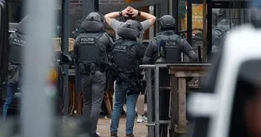 هجوم بالسكين في شمال غرب باريس يسفر عن إصابة ثلاثة أشخاص والشرطة تلقي القبض على المشتبه به