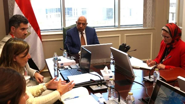 مصر واليونان: وزير الكهرباء يتابع تقدم مشروع الربط الكهربائي لتعزيز التكامل الطاقي الإقليمي