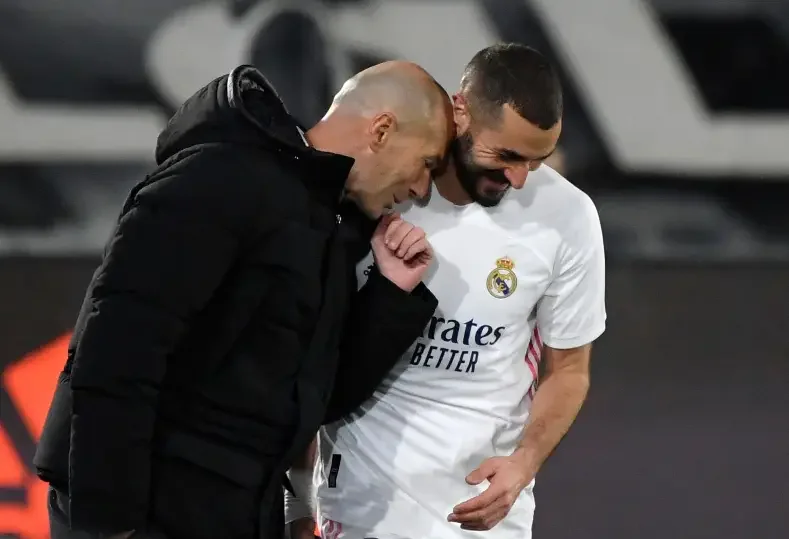 بنزيما يشيد بزيدان كأيقونة ويعبر عن أمله في قيادته للمنتخب الفرنسي