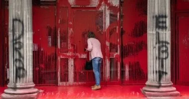 نشطاء "فلسطين أكشن" يواجهون عقوبات صارمة بعد تحطيم زجاج بنك في بيرنلي خلال احتجاج سياسي