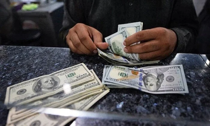 انخفاض الدولار أمام الجنيه المصري بأكثر من 75 قرشاً في يومين: تداعيات خروج الأجانب والعرب من أذون الخزانة