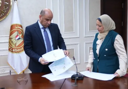 وزير العمل المصري يراجع عقود عمل للشباب استعدادًا لفرص جديدة في لبنان