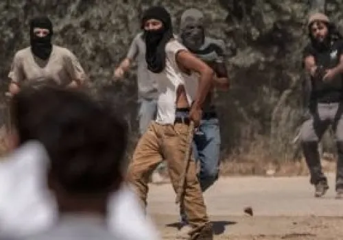 تصعيد هجمات المستوطنين على الفلسطينيين في الضفة الغربية: إصابات وسرقات في نابلس والخليل