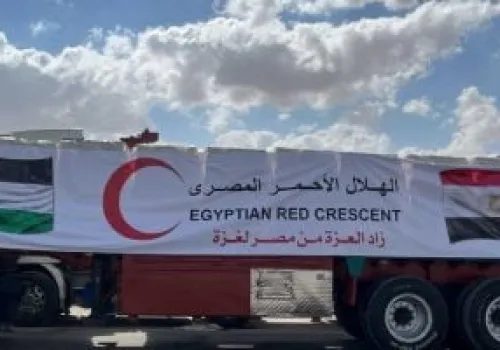 الهلال الأحمر المصري يرسل 3464 طنًا من المساعدات الغذائية والطبية إلى غزة في قافلة إنسانية جديدة