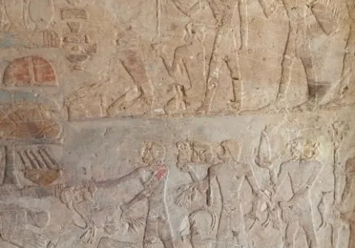 اكتشاف ثلاث مقابر صخرية تعود لعصر الدولة الحديثة في سقارة: كنوز أثرية تكشف أسرار التاريخ المصري القديم