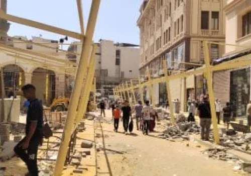 مشروع جديد في العتبة: كيف تعيد القاهرة تنظيم 15 ألف بائع جائل بأسواق حضارية بديلة؟