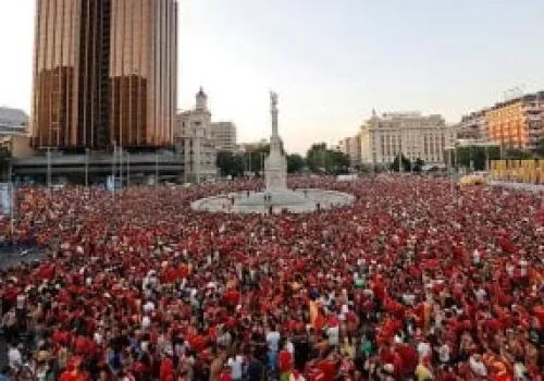 عشرات الآلاف من مشجعي إسبانيا يملأون الساحات دعماً لمنتخبهم في نهائي كأس العالم 2026