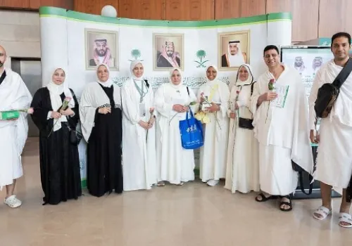 عودة الدفعة الأولى من ضيوف برنامج خادم الحرمين الشريفين للعمرة والزيارة إلى أوطانهم