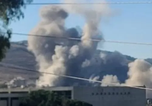 تصعيد عسكري إسرائيلي في جنوب لبنان: تفجيرات في ميس الجبل وكفرتبنيت وطائرة مسيرة تحلق فوق بيروت
