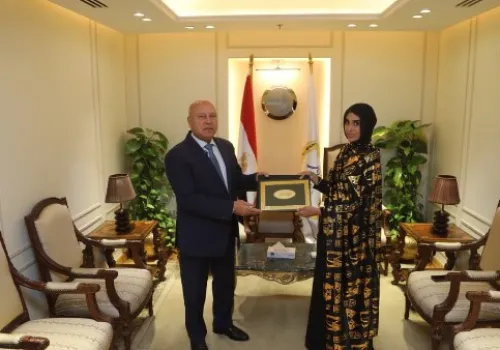 وزير النقل يكرم ليلى الأنصاري بعد تصديها لمخاطر رشق القطارات بالحجارة ويمنحها وظيفة في أبيلا مصر