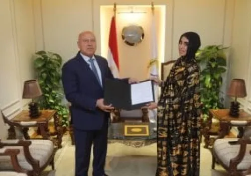 تكريم سيدة أسوان لجهودها في حماية الركاب من مخاطر رشق القطارات بالحجارة