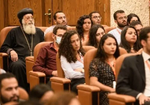 البابا تواضروس يجسد التواضع بجلسة بين الحضور في الصفوف الأخيرة