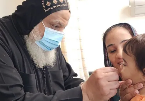 أسقف حلوان والمعصرة يعزز الأمل بزيارة إنسانية للأطفال المرضى في مستشفى 57357