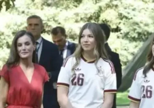 الأميرتان ليونور وصوفيا تتألقان بإطلالة بيضاء خلال احتفالية استقبال أبطال كأس العالم في قصر زارزويلا