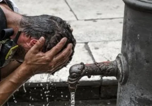 إيطاليا تحت وطأة موجة حر شديدة: إنذار أحمر في 18 مدينة وحالة تأهب قصوى