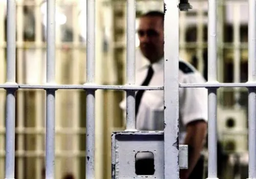 موجة حر قياسية تضرب فرنسا وتفاقم الأوضاع في أكبر سجن أوروبي