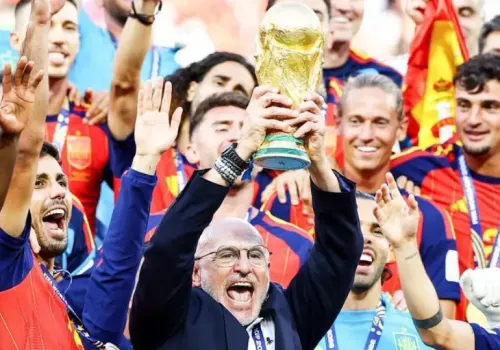 الاتحاد الإسباني لكرة القدم يعتزم تمديد عقد دي لا فوينتي حتى 2030 لضمان مستقبل المنتخب