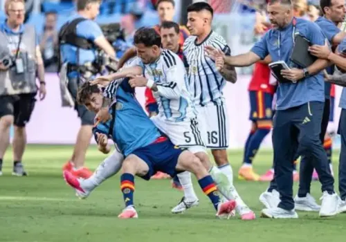 جافي: الاشتباكات في الملاعب جزء من كرة القدم ولا داعي لمعاقبة الأرجنتينيين