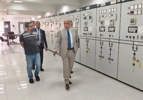 وزير الكهرباء يتفقد استقرار الشبكة القومية خلال زيارة مفاجئة في شرق القاهرة